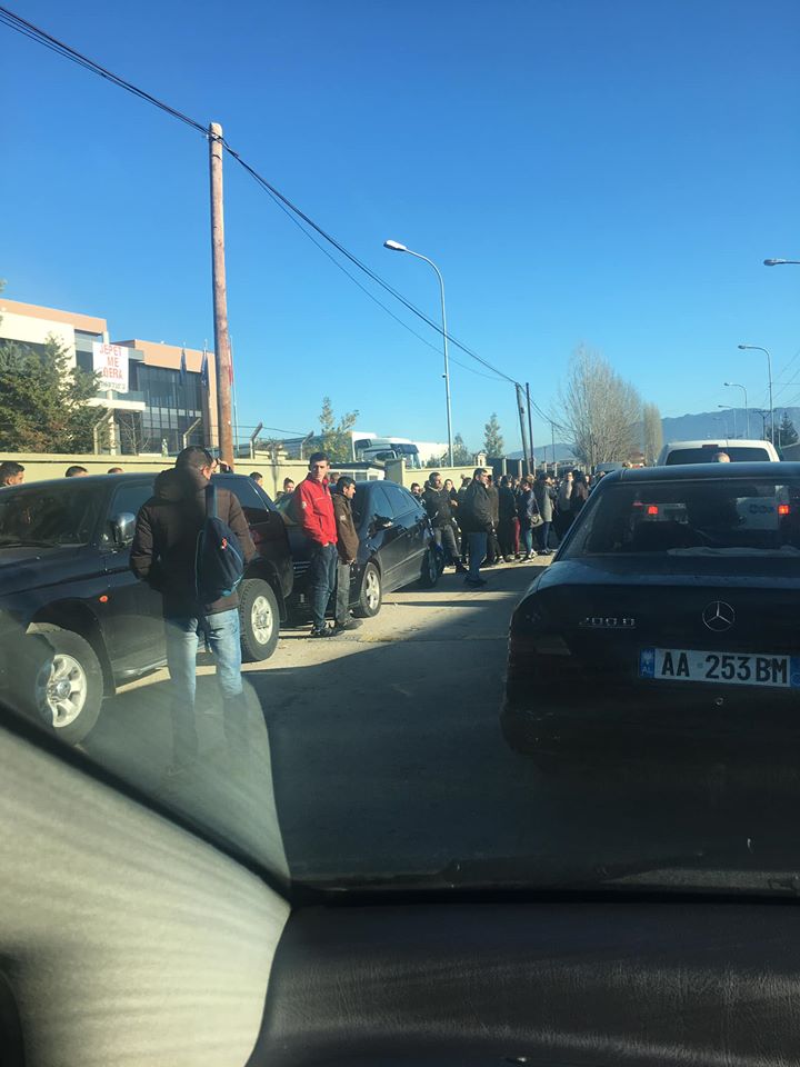FOTO/Punonjësit e fasonerive të shqetësuar, disa dërgohen në shtëpi pa të drejtë rroge, ja masat e vetme të marra