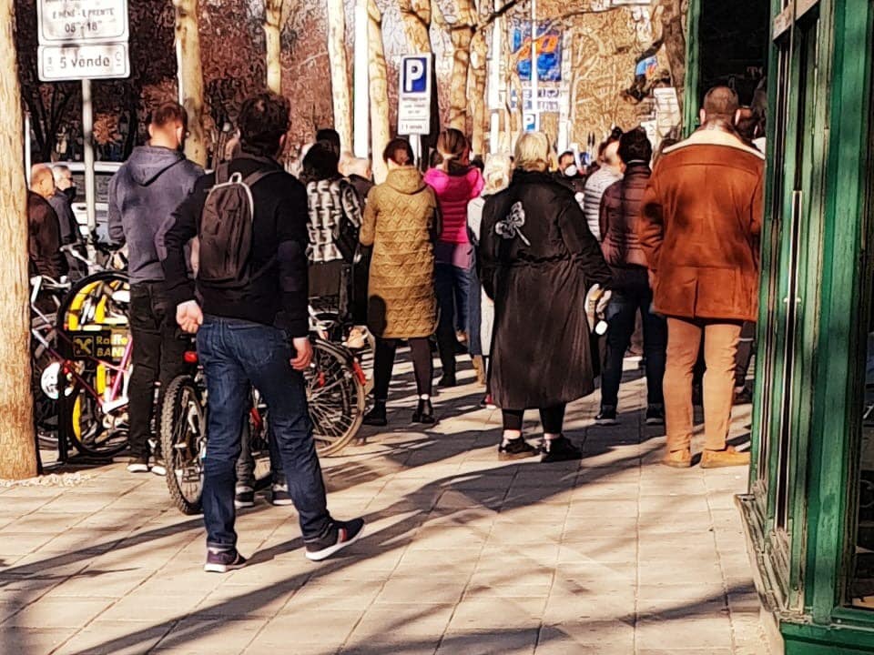 FOTO/”Mjaft me fashat orare”, Zhupa publikon radhët e gjata: Vetëm me dy orë mënyra me e keqe për të luftuar virusin!