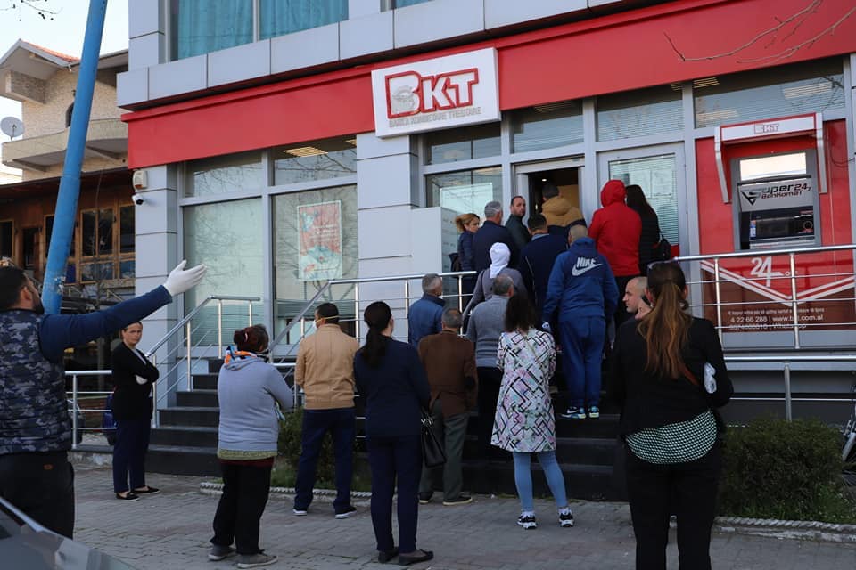 FOTO/”Mjaft me fashat orare”, Zhupa publikon radhët e gjata: Vetëm me dy orë mënyra me e keqe për të luftuar virusin!