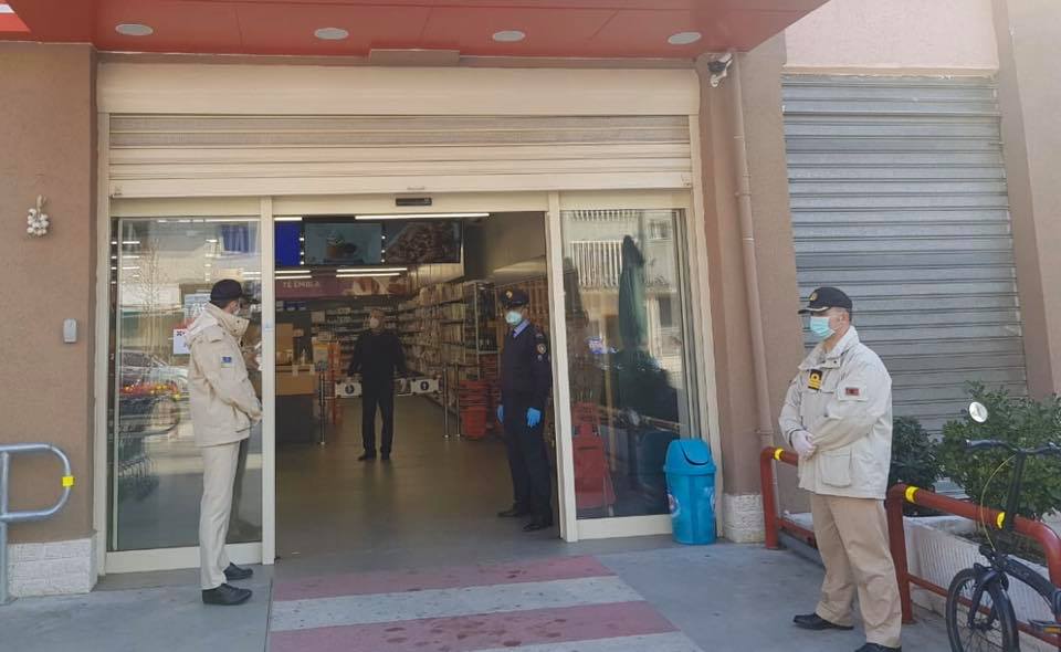 FOTO/Rama angazhon policinë: Si do mbahet radha dhe distanca në hyrjet e pikave të shërbimeve