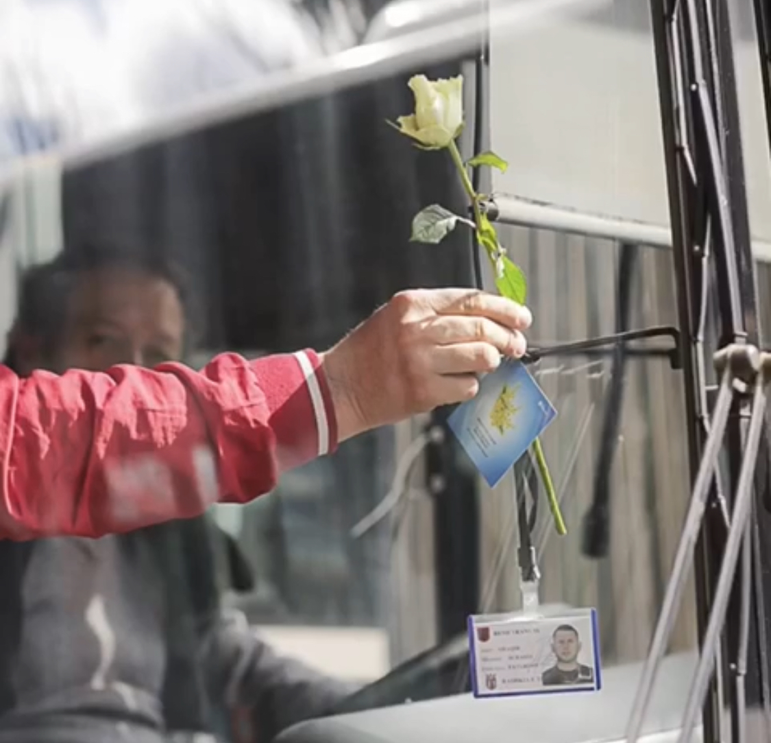 VIDEO/ Basha shperndan 10 mije lule ne gjithe Shqiperine per 8 marsin