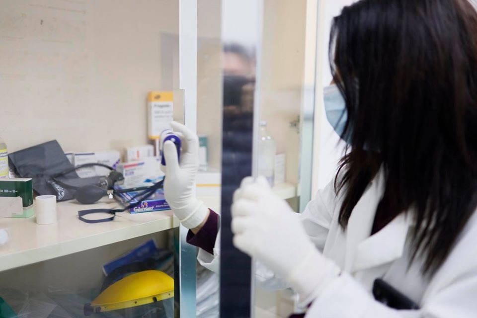 Gazetari rrefen rastin te infektivi: Erdhi vete por nuk u pranua, duhej te shoqerohej nga 127