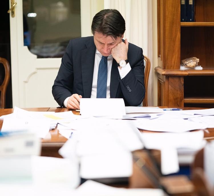 Qeveria shperblen mjeket dhe personelin qe perplaset me koronavirusin, gjysma e administrates do punoje nga shtepia