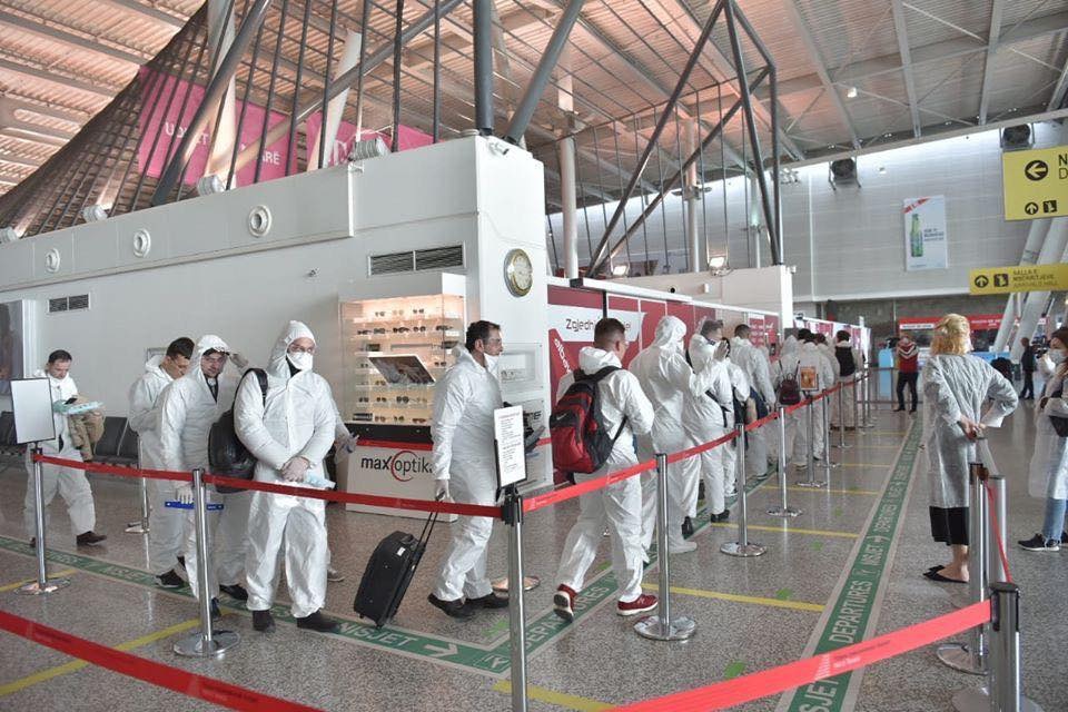 FOTOGALERI/ Ministri i Jashtem italian prej ne aeroport mjeket shqiptare