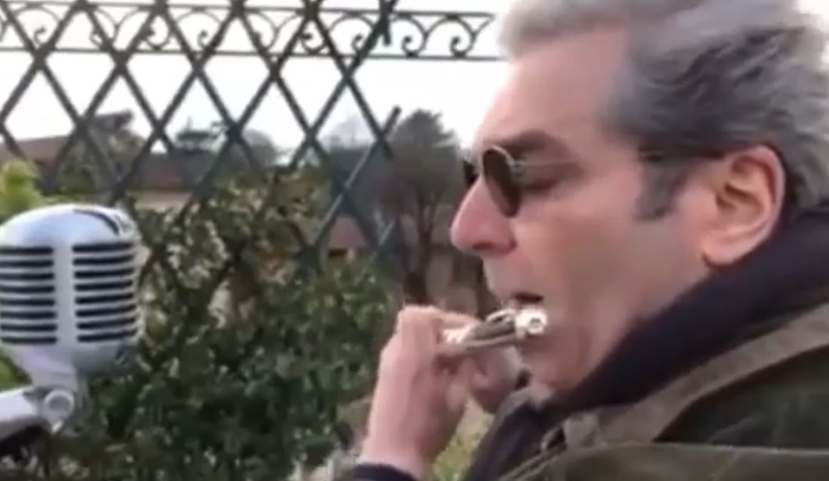 VIDEO/Në shenjë mirënjohje, italiani interpreton himnin shqiptar