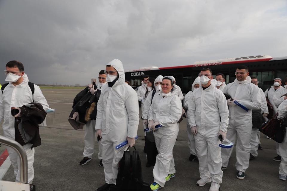 FOTOGALERI/ Ministri i Jashtem italian prej ne aeroport mjeket shqiptare