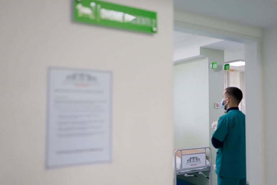 Gazetari rrefen rastin te infektivi: Erdhi vete por nuk u pranua, duhej te shoqerohej nga 127