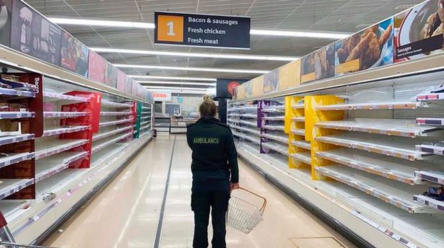 VIDEO/48 orë në shërbim intensiv,  infermierja gjen supermarketin bosh dhe ngel pa ushqime