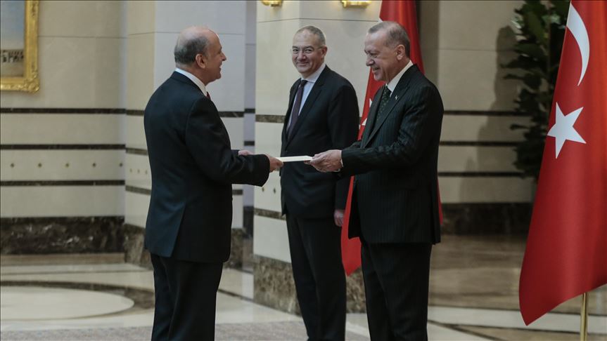 VIDEO/ Erdogan refuzon ti jape doren ambasadorit shqiptar