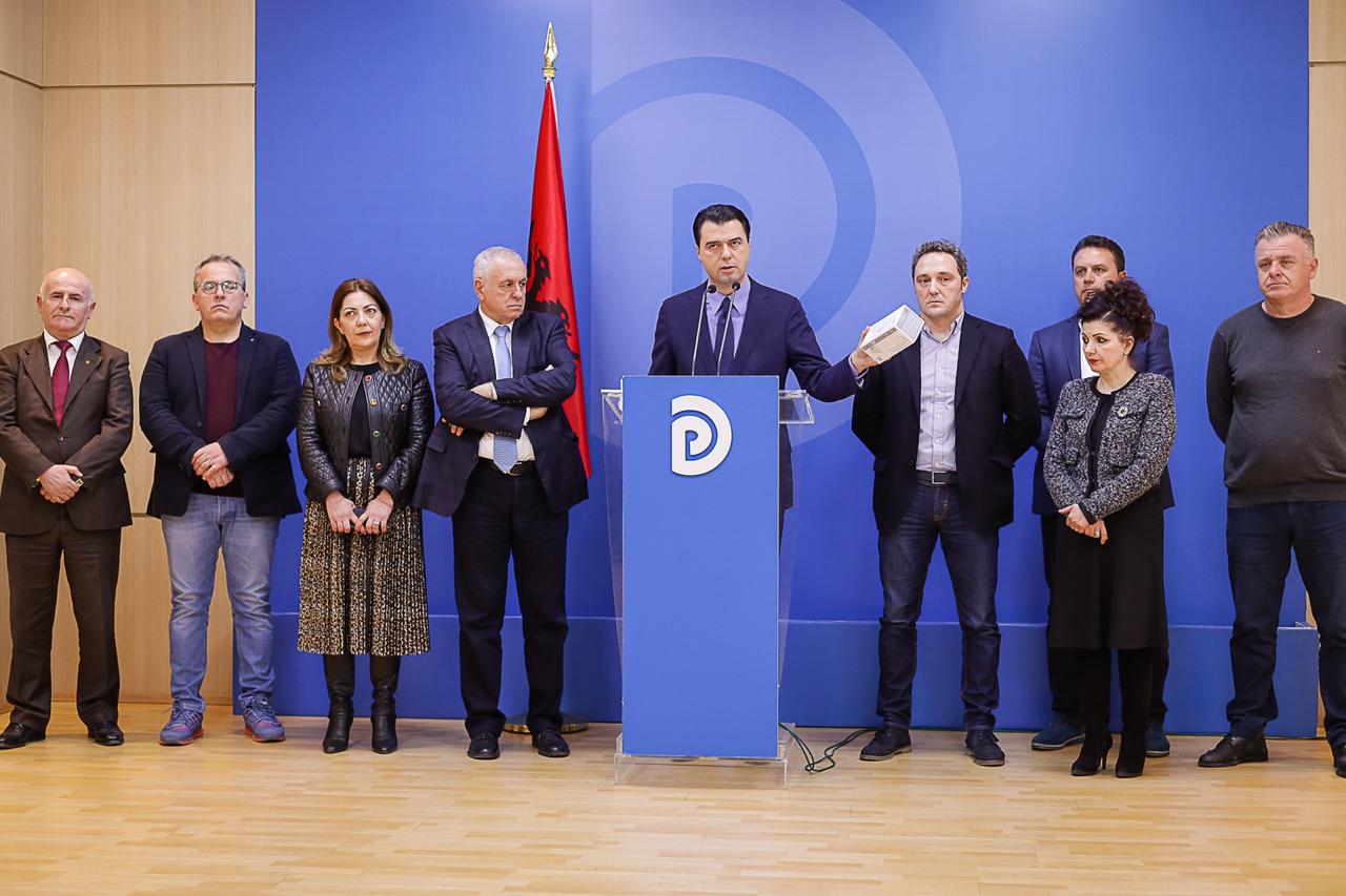 VIDEO/ Basha publikon skandalin me maskat: 1.2 milione maska me data te skaduara per mjeket dhe infermieret