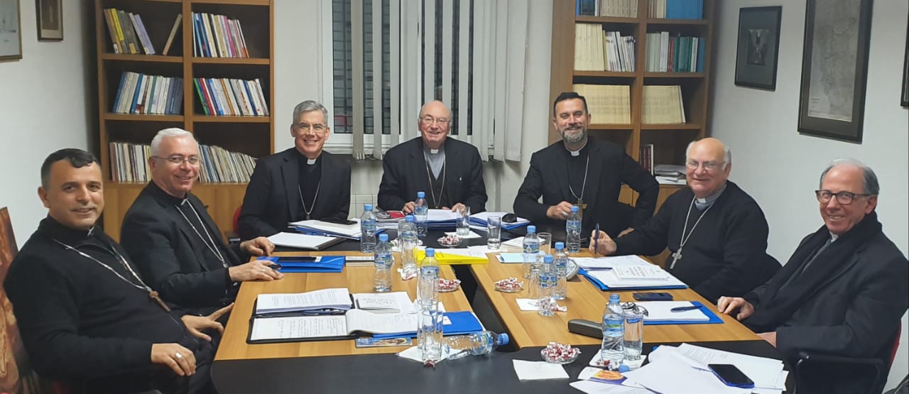 FOTO/Ipeshkëvinjtë e Kishës Katolike nxjerrin dekret: Pezullohen të gjitha aktivitetet për besimtarët