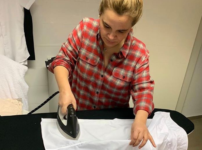 Koronavirusi/Kryemadhi poston foton duke hekurosur rrobat: Ditën e verës e festojmë ndryshe këtë vit