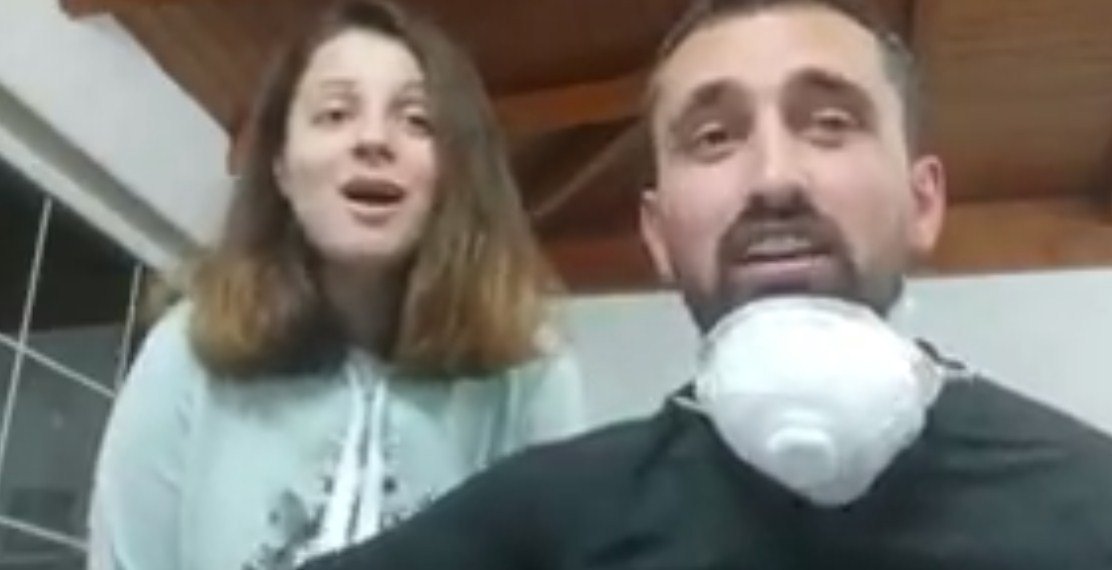 VIDEO/Të rinjtë shndërrojnë “Banania” e Dashnor Dikos në versionin korona, duhet ta dëgjoni