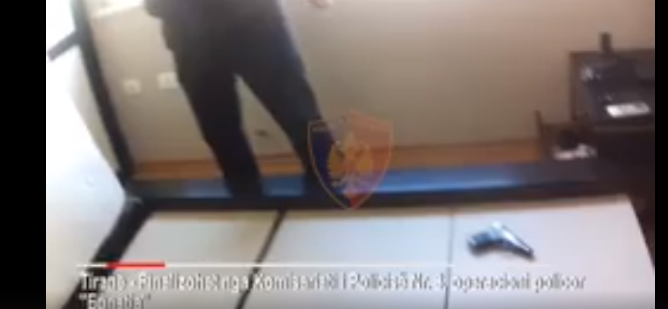 VIDEO/Parandalohet vjedhja në Tiranë, policia gjen armën poshtë krevatit të autorëve të dyshuar
