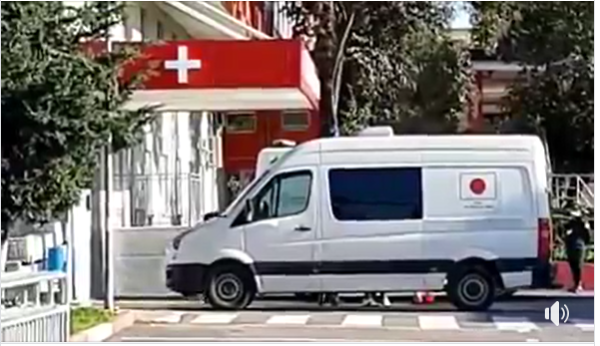 Spahia publikon videon, stafi i ambulancës pa mbrojtje, me një pacient të prekur nga COVID-19