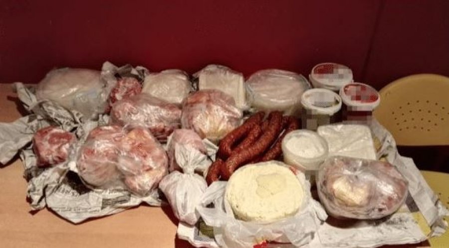 Drejt Italisë me 25 kg djathë e mish, dy shqiptarët ndalohen në aeroport