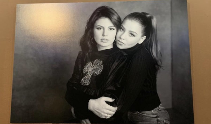 VIDEO/Rudina Dembacaj nuk i ndahet vajzës së Mark Frrokut, të përqafuara dhe të lumtura