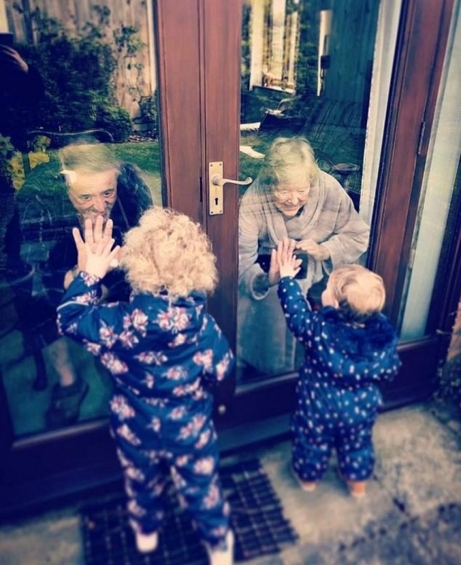 FOTO/Momenti prekës kur vogëlushët takojnë gjyshërit e tyre që ndodhen në karantinë