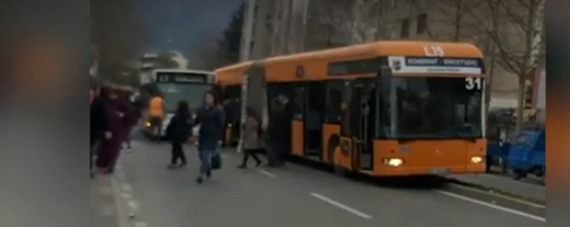 “Nuk punonin frenat”, autobusët përplasen me njëri-tjetrin në Tiranë