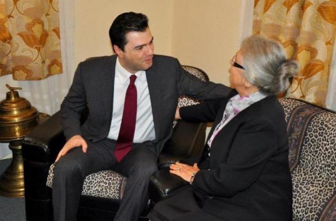 Basha poston foton me mësuesen e tij të parë, urim plot shpresë: Ditë më të mira do të vijnë