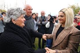 Bebe Rexha premtoi ndërtimin e shtëpisë në Bubq , kryefamiljari: Këta tanët duan lekë, nuk japin leje