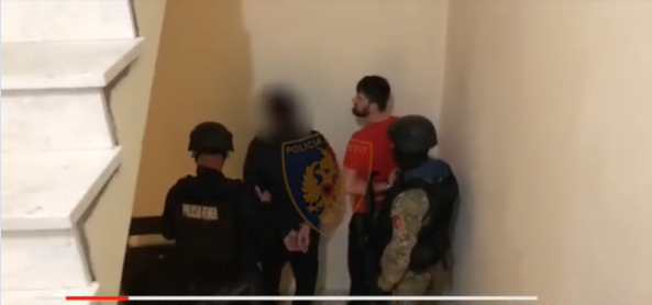 VIDEO/ Pamjet e momenteve të arrestimit të vëllezërve Çala, grabiten 7 milionë euro në Rinas