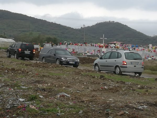 Vetëm e shoqja në varrim, përcillet viktima 71-vjeçare e koronavirusit