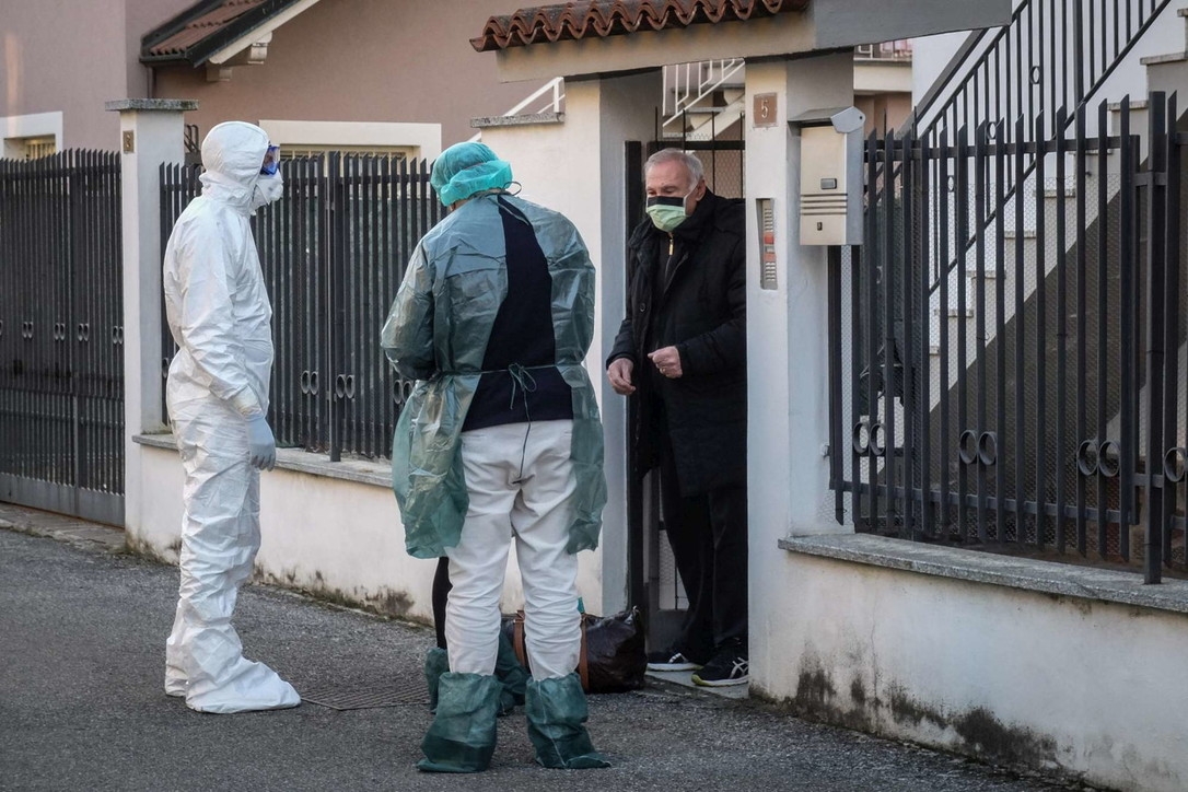 Djali i kthyer nga Italia infekton prindërit me koronavirus, u merren mostrat edhe fqinjëve në Elbasan