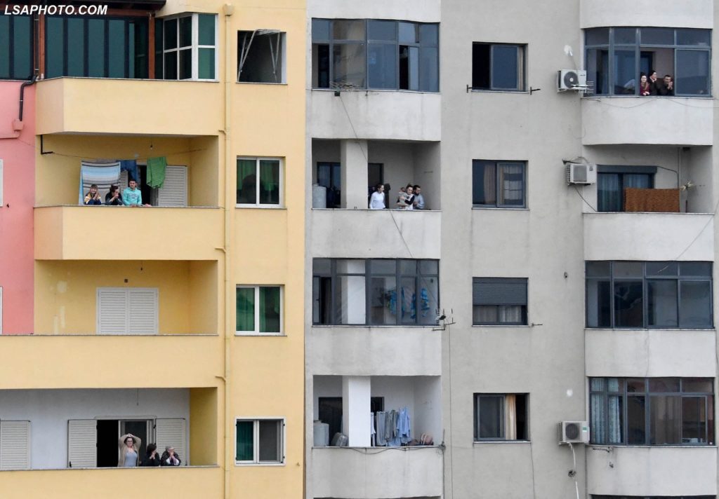 FOTO/Delegacioni Europian në Shqipëri thirrje qytetarëve për një nismë: Në orën 20:00, bashkohuni me ne!