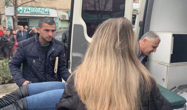 LAJM I FUNDIT/Përsëritet ngjarja e rëndë në gjimnazin e Fierit, nxënësit dërgohen në spital