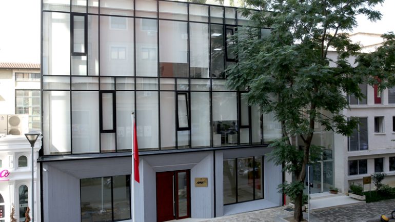 AMA apel mediave: Kujdes me studiot, të respektohet distanca optimale e personave