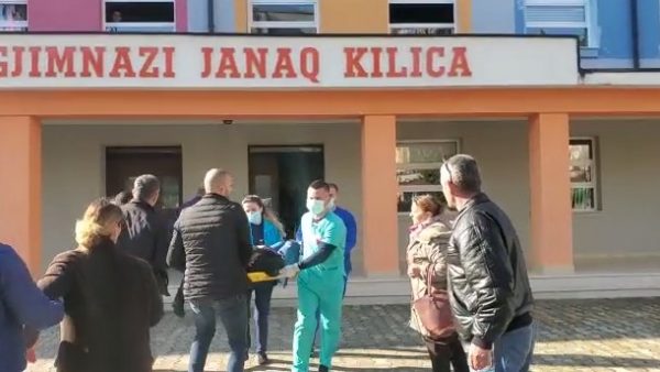 Helmimi i 100 nxënësve në Fier, denoncimi: Edhe SHISH presion prindërve për të mos denoncuar