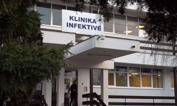 11 mjekë të Urgjencës në Kosovë mbyllen në karantinë, kontrolluan 80-vjeçarin e kthyer nga Italia