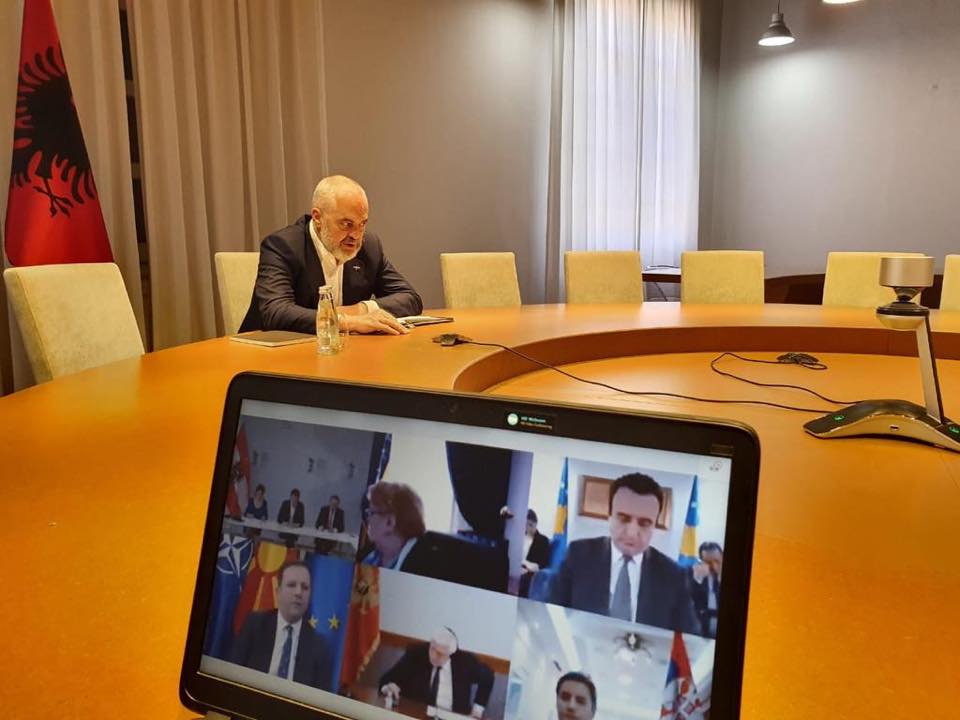 Rama videokonferencë me kryeministrat e Ballkanit, Kurti bashkë me këshilltarët, kryeministri ynë i vetëm