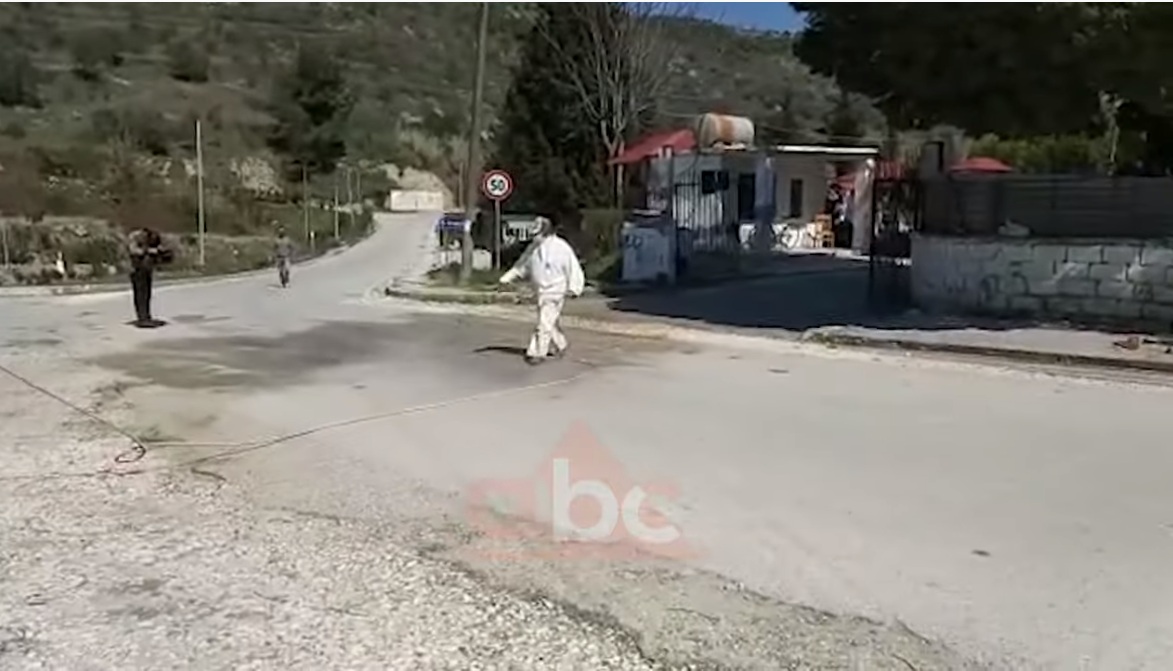 E shoqëruan vetëm tre veta, pastaj dezinfektuan rrugën: Momente nga varrimi i burrit që vdiq nga koronavirusi