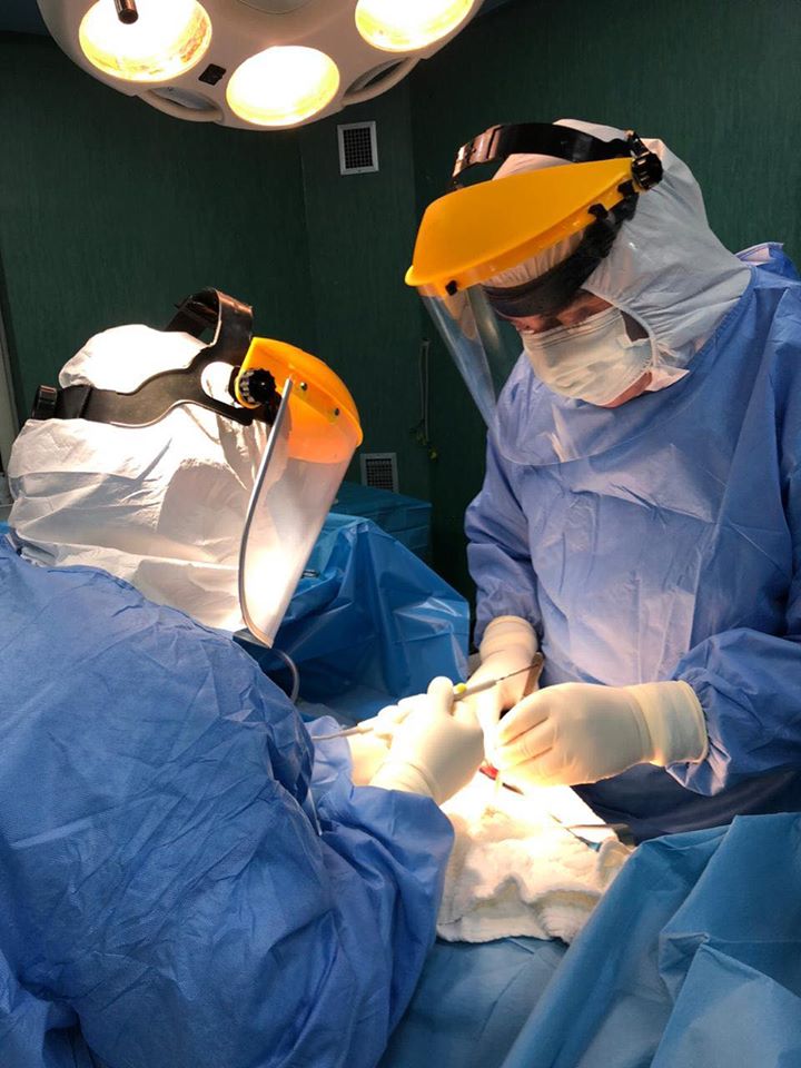Foto nga operacioni i pacientes me koronavirus, rezultoi i suksesshëm