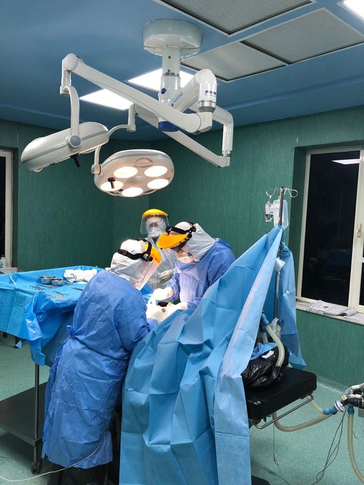 Foto nga operacioni i pacientes me koronavirus, rezultoi i suksesshëm