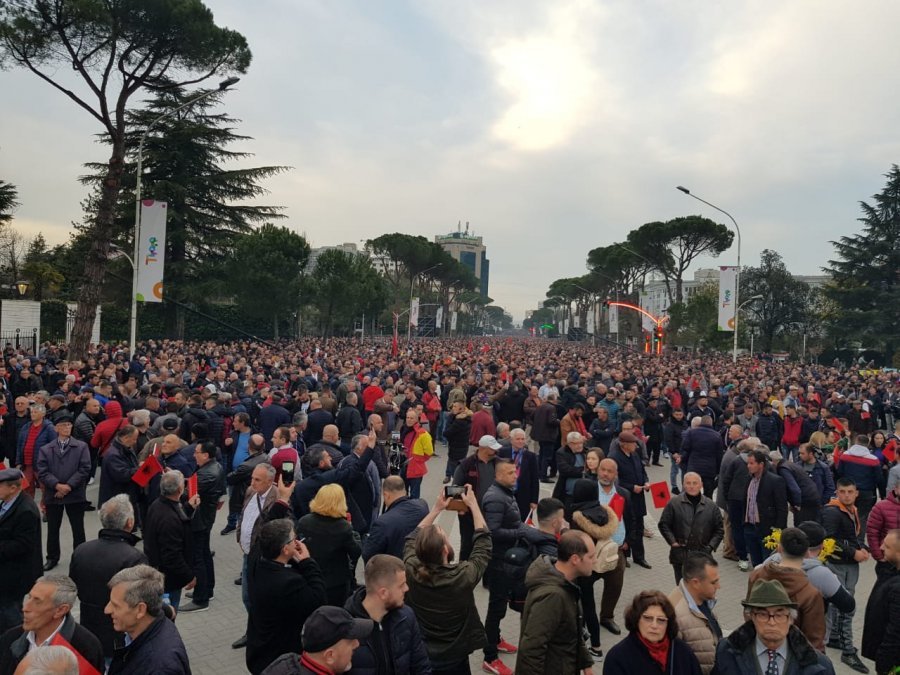 Nis mitingu i madh i Kushtetutes, flasin Bianku, Nesho, Kapexhiu…