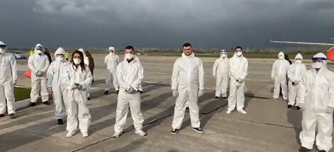 VIDEO/ Shqiperia nis 30 mjeke e infermiere ne Itali, zhvillohet ceremonia ne Rinas