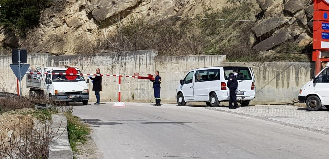 FOTO/Ky qytet gjen metodë origjinale për t’u mbrojtur nga koronavirusi, nuk lejohet të futet askush që nuk banon aty