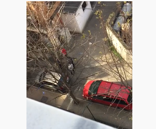 VIDEO/ Policia ndalon të rinjtë para pallatit, sherr me policët, shoqërohen në komisariat