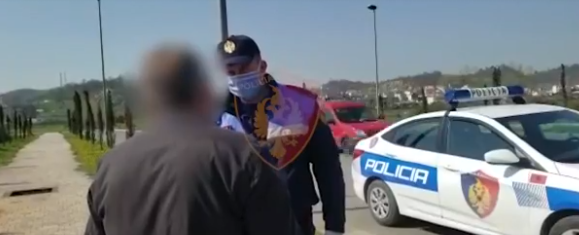 VIDEO/Policia shton gjobat pas ndryshimit të masave, kontrolle edhe në banesat e personave të vetëkarantinuar