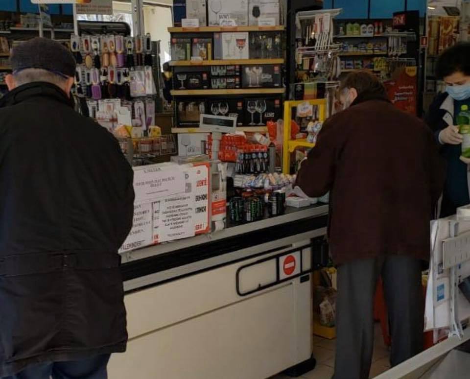 FOTO/Rama angazhon policinë: Si do mbahet radha dhe distanca në hyrjet e pikave të shërbimeve