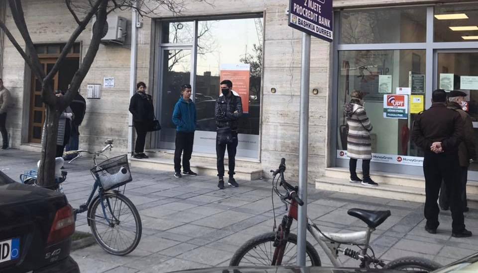 FOTO/Rama angazhon policinë: Si do mbahet radha dhe distanca në hyrjet e pikave të shërbimeve