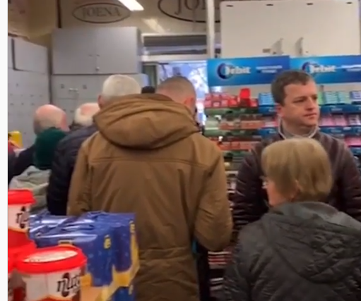 VIDEO/Qytetarët mbushin supermarketet, Braçe revoltohet:  Nuk tha njeri për salçiçe o popull! Duhen vitaminat!