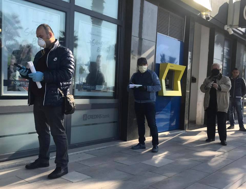 FOTO/Rama angazhon policinë: Si do mbahet radha dhe distanca në hyrjet e pikave të shërbimeve