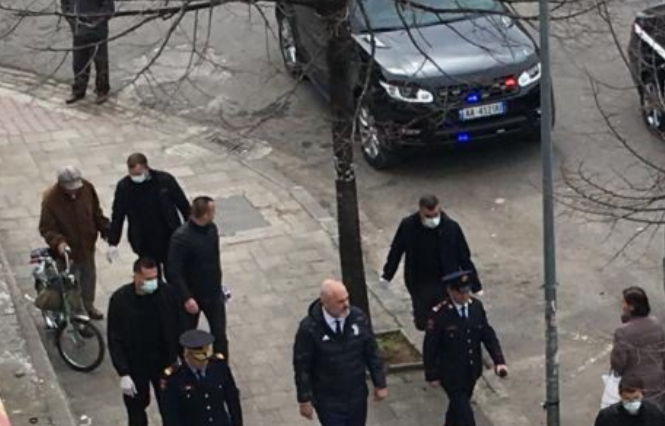 VIDEO/Rama del rrugëve të Tiranës pa maskë dhe doreza, u kërkon të moshuarëve të shkojnë në shtëpi