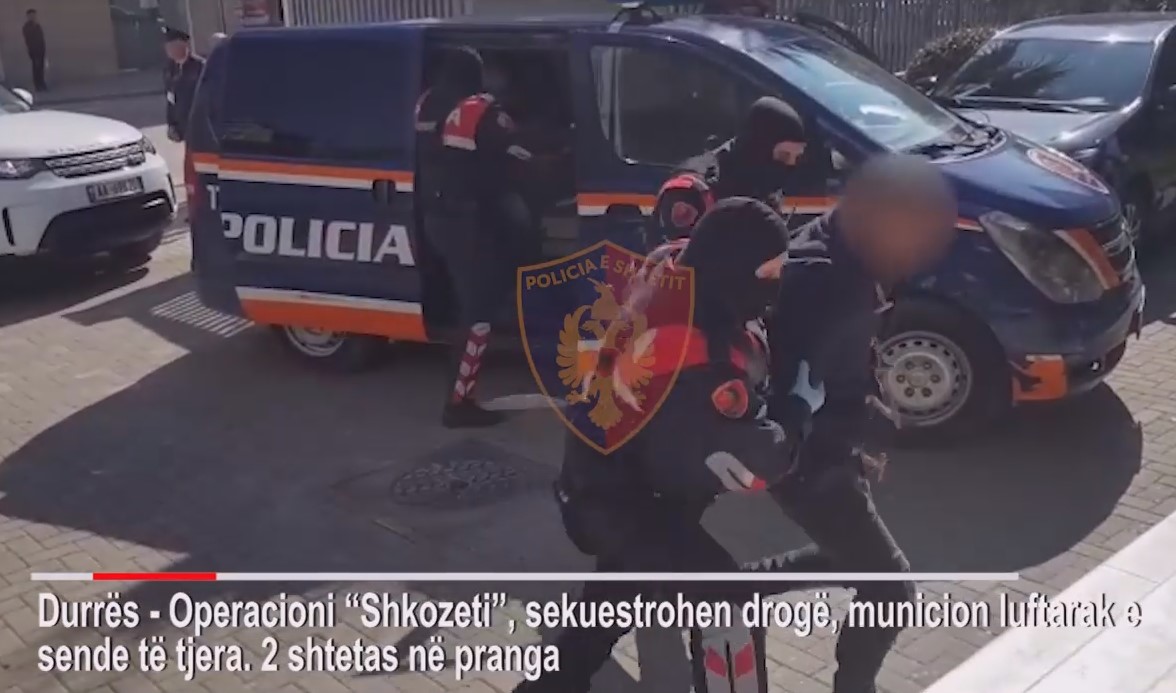 VIDEO/Drogë dhe arsenal armësh, 2 në pranga 1 nën hetim në Durrës