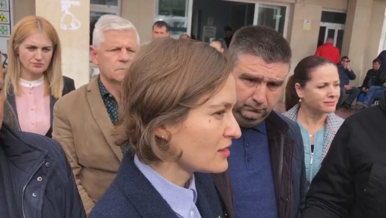 Ministrja Shahini merr masat pasi janë helmuar 42 nxënësit: Ngjarja po mbërrin në përmasat e krimit