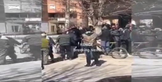 VIDEO/Kufizimet e orareve sjellin radhë të gjata, plas sherri masiv mes korçarëve